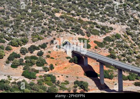 Griechenland, Autobahn mit Talüberquerung und Tunnel in Kreta Stockfoto