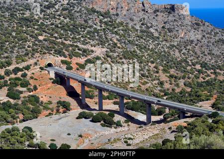 Griechenland, Autobahn E75 mit Talüberquerung und Tunnel auf Kreta Stockfoto