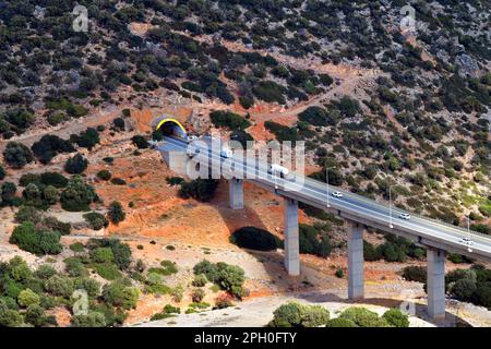 Griechenland, Autobahn E75 mit Talüberquerung und Tunnel auf Kreta Stockfoto