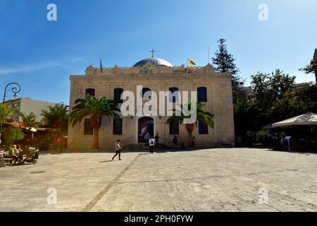 Iraklio, Griechenland - 14. Oktober 2022: Nicht identifizierte Touristen durch Besichtigung der Kirche Agios Titos, dem ersten Bischof von Kreta Stockfoto