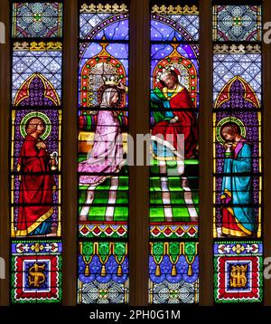 ANNECY, FRANKREICH - 10. JULI 2022: Die Krönung der Jungfrau Maria auf dem Buntglas der Kirche Eglise Saint Maurice von Claudius Lavergne Stockfoto