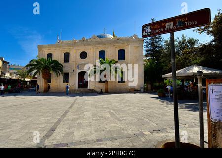 Iraklio, Griechenland - 14. Oktober 2022: Nicht identifizierte Touristen durch Besichtigung der Kirche Agios Titos, dem ersten Bischof von Kreta Stockfoto