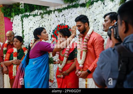 Mutter begrüßt das Paar mit einer Blumengirlande auf der Verlobungsparty im Hotel Shaans, Trichy, Tamil Nadu, Indien Stockfoto