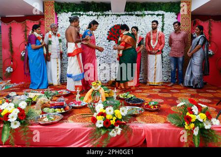 Braut und Bräutigam werden von Eltern, Verwandten und Gästen bei der Verlobungsparty Trichy, Tamil Nadu India begrüßt Stockfoto