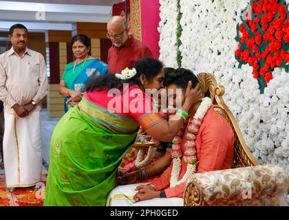 Braut und Bräutigam werden von Eltern, Verwandten und Gästen der Verlobungsparty Trichy, Tamil Nadu India gesegnet Stockfoto