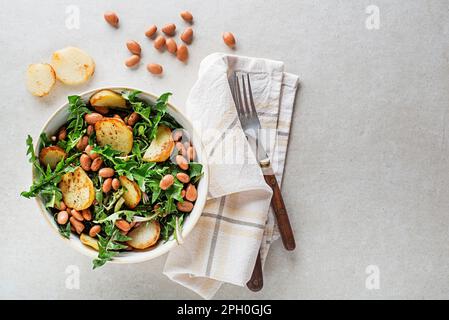 Löwenzahn-Salat mit Bohnen und Kartoffeln aus nächster Nähe Stockfoto