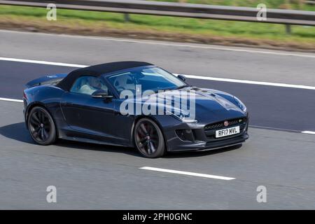 2017 Grau JAGUAR F-Type V8 AWD 5000cc 8-Gang-Automatikgetriebe Cabrio; Fahrt auf der Autobahn M6 UK Stockfoto