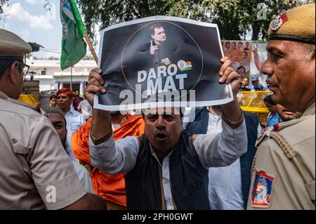 New Delhi, Delhi, Indien. 25. März 2023. Ein Kongressbefürworter hält nach seiner Pressekonferenz in Neu-Delhi am 25. März 2023 ein Plakat von Rahul Gandhi, dem wichtigsten Führer der indischen Oppositionspartei des indischen Nationalkongresses, außerhalb des Parteihaupts. Rahul Gandhi wurde am Freitag, einen Tag nach seiner Verurteilung in einem Verleumdungsfall durch einen indischen Gerichtshof, als Mitglied des Parlaments disqualifiziert. (Kreditbild: © Kabir Jhangiani/ZUMA Press Wire) NUR REDAKTIONELLE VERWENDUNG! Nicht für den kommerziellen GEBRAUCH! Kredit: ZUMA Press, Inc./Alamy Live News Stockfoto