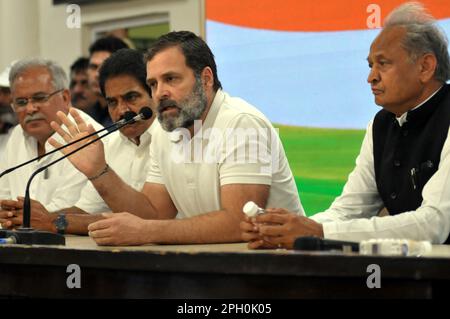 New Delhi, Delhi, Indien. 25. März 2023. Ehemaliger Kongresspräsident Rahul Gandhi, der aus Loksabha als Mitglied von Parliamet in der Defimationssache ausscheidete, Kommentare in Rallye on Modi Community Nachname, auf seiner ersten Pressekonferenz nach Disqualifeid, in der Zentrale der Komitee-Partei des indischen Kongresses, am Samstag, den 25. märz 2023. Außerdem anwesend in der Pressekonferenz Rajsthan Ashok Ghelout und Chhatisgarh Bhupesh Baghel Chefminister und Generalsekretär der Partei K. C. Venugopal und hochrangiger Parteiführer Jairam Ramesh (Kreditbild: © Ravi Batra/ZUMA Press Wire), NUR REDAKTIONELLE VERWENDUNG! Nicht zur Kommerzialisierung Stockfoto