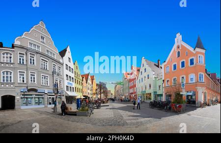 Ingolstadt, Deutschland - 6. April 2019: Blick auf die Altstadt von Ingolstadt mit historischen Fachwerkhäusern in der Innenstadt und wunderschönen, renovierten Fassaden. Stockfoto