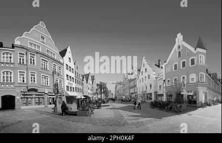 Ingolstadt, Deutschland - 6. April 2019: Blick auf die Altstadt von Ingolstadt mit historischen Fachwerkhäusern in der Innenstadt und wunderschönen, renovierten Fassaden. Stockfoto