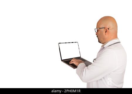 Überschulterseitenansicht eines Arztes, der ein Laptop-Modell hält. Isolierter weißer Hintergrund, Kopierbereich. Notebook mit weißem, leerem Bildschirm. Stockfoto