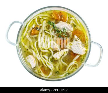 Gekochte Nudeln mit Hühnchen in einem Topf, Blick von oben, isoliert Stockfoto