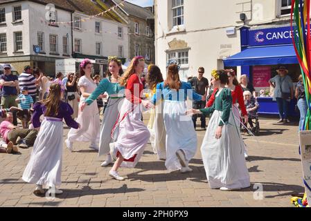 Shaftesbury Tanzgruppe Schritte in der Zeit führen Sie während des Food and Drink Festivals der Stadt am 8. Mai 2022 einen traditionellen Volkstanz auf. Stockfoto