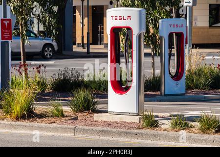 Adelaide CBD, Australien - 23. August 2019: Kostenlose Tesla Cars Super Charger EV-Ladestation im Stadtzentrum von Adelaide in der Franklin Street an einem Tag Stockfoto