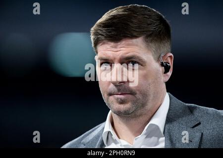 Neapel, Italien. 23. März 2023. Der ehemalige englische Spieler Steven Gerrard schaut am 23. März 2023 beim UEFA EURO Qualifiers Match zwischen Italien und England im Stadio Diego Armando Maradona in Neapel, Italien, vorbei. Kredit: Giuseppe Maffia/Alamy Live News Stockfoto