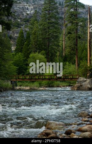 Fahren Sie über die Tuolumne in das Pate Valley im Yosemite-Nationalpark Stockfoto