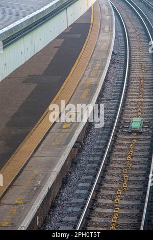 Ein leerer Bahnsteig an einem nebligen Tag Stockfoto