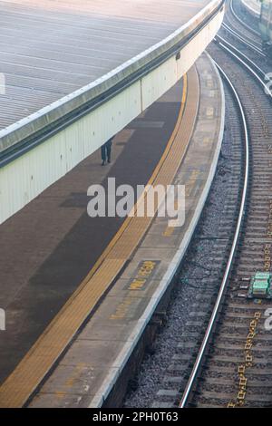 Ein leerer Bahnsteig an einem nebligen Tag Stockfoto