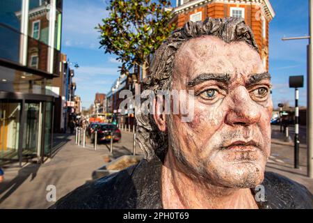 Eine überlebensgroße Statue von Sean Henry in Central Woking, Surrey Stockfoto