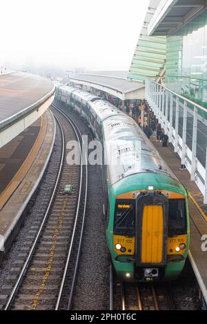 Ein leerer Bahnsteig an einem nebligen Tag Stockfoto