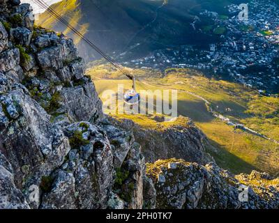 Beeindruckender Blick auf die Seilbahn, die Kapstadt mit dem Gipfel des Tafelbergs in Südafrika verbindet Stockfoto