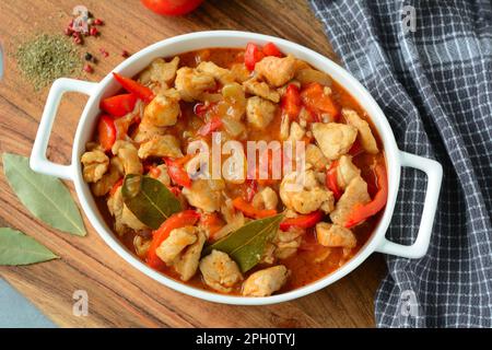 Ungarischer truthahneintopf in Tomatensoße und rotem Pfeffer Stockfoto