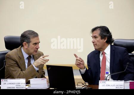 Nicht exklusiv: 24. März 2023, Mexiko-Stadt, Mexiko: Der Vorsitzende Berater des National Electoral Institute, Lorenzo Cordova Vianello, spricht mit t Stockfoto