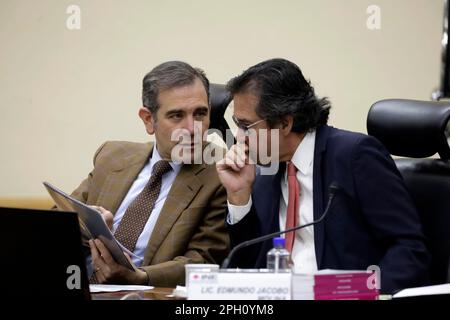 Nicht exklusiv: 24. März 2023, Mexiko-Stadt, Mexiko: Der Vorsitzende Berater des National Electoral Institute, Lorenzo Cordova Vianello, spricht mit t Stockfoto