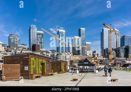 Pier 62 und hohe Wolkenkratzer am Ufer in Seattle, Washington. Stockfoto