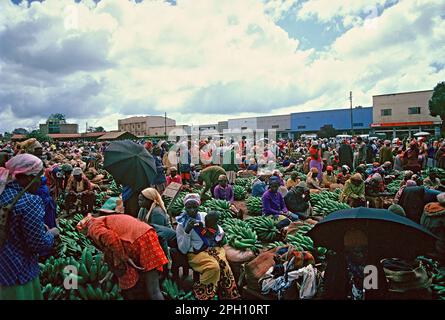 Kenia. Käufer und Verkäufer auf dem Bananenmarkt. Stockfoto