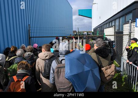 Eindhoven, Niederlande. 25. März 2023. Klimaschutzaktivisten protestieren am Flughafen Eindhoven gegen Luft- und Lärmbelästigung und Gesundheitsschäden.Sie behaupten auch, dass die Naturgenehmigungen nicht in Ordnung seien.Eine Gruppe von Demonstranten durchbrach einen Zaun, wurde aber von Police Credit gestoppt: Pmvfoto/Alamy Live News Stockfoto