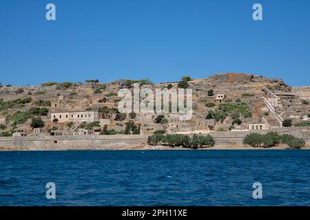 Insel Spinalonga auf Kreta mit blauem Meer. Hochwertiges Foto Stockfoto