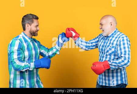 Bild einer Generation von Boxern mit kariertem Hemd. Zwei Generationen Boxer Stockfoto