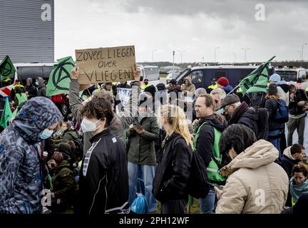 EINDHOVEN - Ausrottung Rebellion Klimaschutzaktivisten ergreifen am Flughafen Eindhoven Maßnahmen. Die Aktivisten sind sehr besorgt über den Schaden, den der Luftverkehr dem Klima verursacht. ANP SEM VAN DER WAL niederlande raus - belgien raus Stockfoto