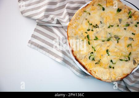 Vegetarische Pizza. Pilze, Mikrogrün. Vier dünne Käseteig. Hausgemachte Pizza auf einem Teller mit Blick von oben. Gesunde Lebensmittel Hintergrund. Stockfoto