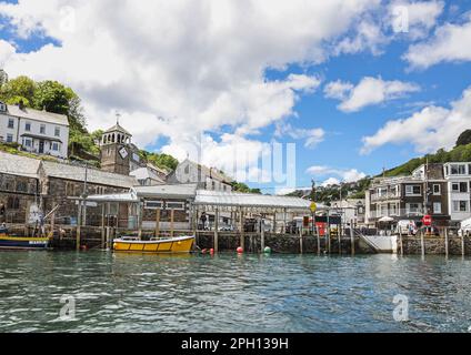 West Looe Cornwall, von der Passagierfähre aus gesehen. St. Nicholas Church, die Bushaltestelle und der Übergangspunkt der Fähre befinden sich auf der Quay Road. Beliebte Auflösung Stockfoto