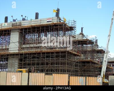 Gizeh, Ägypten, März 14 2023: Einschienenbahn in Gizeh, die von arabischen Auftragnehmern mit den Säulen und Schienen im Jahr 26. der Juli-Achse, ra, gebaut wird Stockfoto