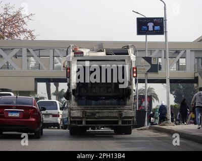 Kairo, Ägypten, März 22 2023: Ein Müllwagen großes mobiles Auto, das Müll für die Müllentsorgung aus Mülltonnen für die Umweltsanitäranlagen sammelt, munic Stockfoto