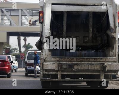 Kairo, Ägypten, März 22 2023: Ein Müllwagen großes mobiles Auto, das Müll für die Müllentsorgung aus Mülltonnen für die Umweltsanitäranlagen sammelt, munic Stockfoto