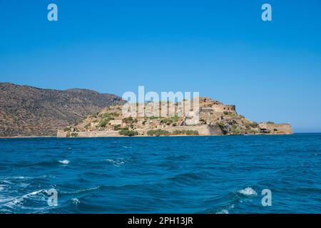 Insel Spinalonga auf Kreta mit blauem Meer. Hochwertiges Foto Stockfoto