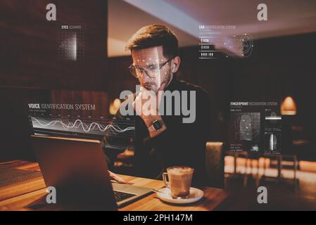 Biometrische Sicherheit, das Hologramm der Online-Sicherheit. Biometrische Sicherheit von Auge, Stimme, Finger und Gesicht. Ein Mann, der ein Notebook in einem Café benutzt. Stockfoto