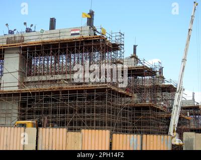 Gizeh, Ägypten, März 14 2023: Einschienenbahn in Gizeh, die von arabischen Auftragnehmern mit den Säulen und Schienen im Jahr 26. der Juli-Achse, ra, gebaut wird Stockfoto