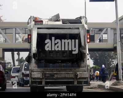 Kairo, Ägypten, März 22 2023: Ein Müllwagen großes mobiles Auto, das Müll für die Müllentsorgung aus Mülltonnen für die Umweltsanitäranlagen sammelt, munic Stockfoto