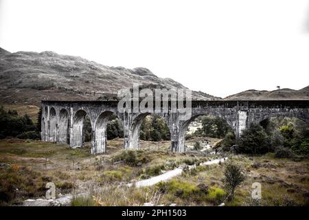 Ein wunderschöner Blick auf den historischen Glenfinnan Viadukt in Schottland Stockfoto