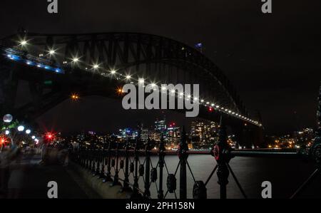 Sydney, Australien. 25. März 2023. Die Sydney Harbor Bridge wird während der Earth Hour in Sydney, Australien, am 25. März 2023 dunkel. Australiens Wahrzeichen, darunter das Opernhaus von Sydney und die Hafenbrücke von Sydney, wurden am Samstagabend für eine Stunde dunkel als Teil einer globalen Bewegung, um das Bewusstsein für Klimawandel und Naturverlust zu schärfen. Earth Hour 2023 soll das Bewusstsein für die Bedeutung von Bäumen und Natur für die Tierwelt, Gemeinden und das geistige und körperliche Wohlbefinden der Menschen schärfen. Kredit: Hu Jingchen/Xinhua/Alamy Live News Stockfoto