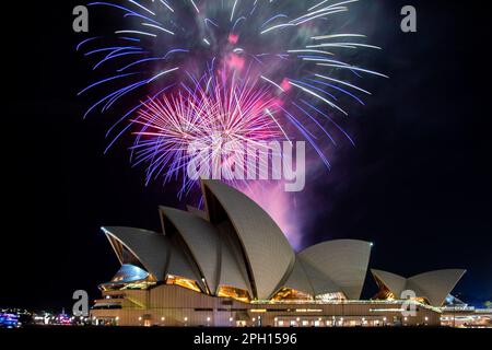 Sydney, Australien. 25. März 2023. Das Opernhaus von Sydney wird während der Earth Hour in Sydney, Australien, am 25. März 2023 dunkel. Australiens Wahrzeichen, darunter das Opernhaus von Sydney und die Hafenbrücke von Sydney, wurden am Samstagabend für eine Stunde dunkel als Teil einer globalen Bewegung, um das Bewusstsein für Klimawandel und Naturverlust zu schärfen. Earth Hour 2023 soll das Bewusstsein für die Bedeutung von Bäumen und Natur für die Tierwelt, Gemeinden und das geistige und körperliche Wohlbefinden der Menschen schärfen. Kredit: Hu Jingchen/Xinhua/Alamy Live News Stockfoto