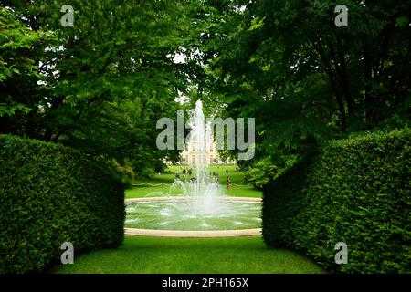 Paris, Frankreich - Mai 31. 2014 : der Garten des Elysée-Palastes, die offizielle Residenz des Präsidenten der Französischen Republik. Konzentrieren Sie sich auf den Brunnen Stockfoto