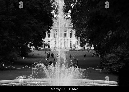 Paris, Frankreich - Mai 31. 2014 : der Garten des Elysée-Palastes, die offizielle Residenz des Präsidenten der Französischen Republik. Konzentrieren Sie sich auf den Brunnen Stockfoto