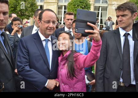 Paris, Frankreich - Mai 31. 2014 : während des Wochenendes mit Pflanzen war das Elysée Garden außergewöhnlich geöffnet. Der französische Präsident Francois Hollande kommt raus Stockfoto